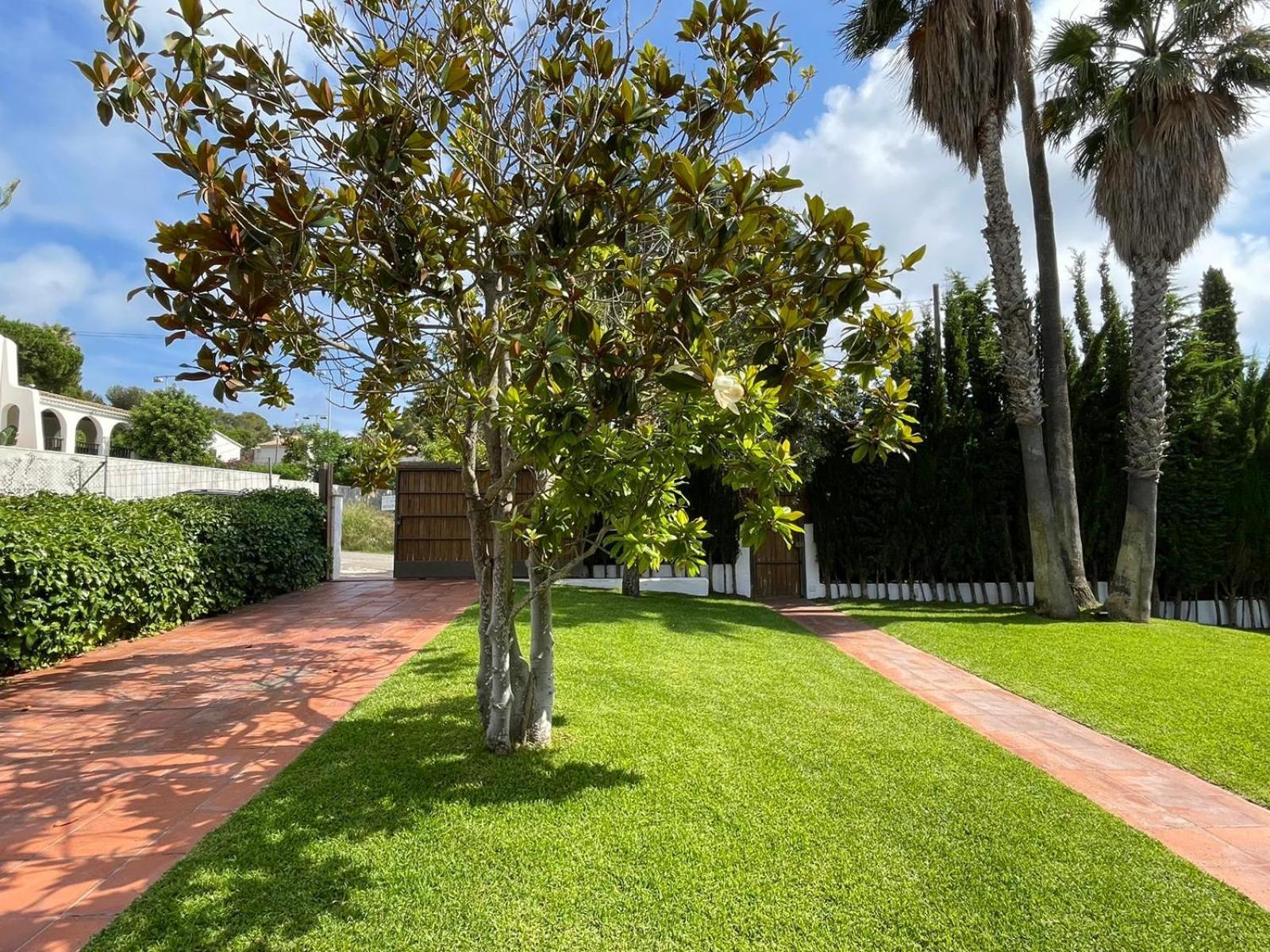 Casa mediterránea con gran jardín y piscina a 500 m de la playa Roda de Berà  Exterior foto